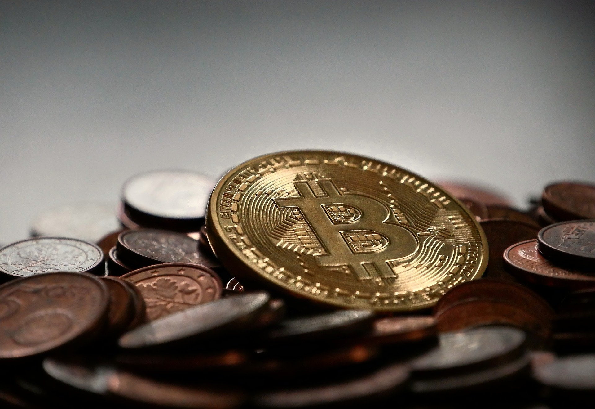 investuoti bitcoin pinigus arba bitcoin didelių prekybininkų ataskaitų teikimo galimybės